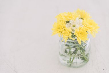Vazodaki sarı çiçekler