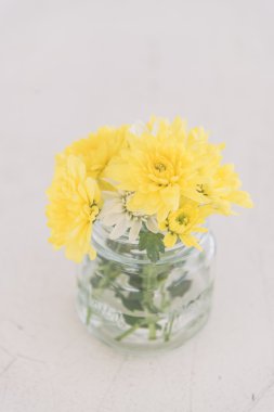 Vazodaki sarı çiçekler