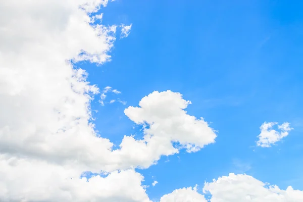 Moln på blå himmel — Stockfoto