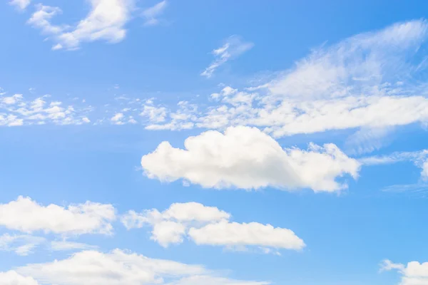 Wolken am blauen Himmel — Stockfoto