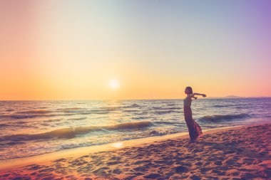 Kumsalda genç bir kadın