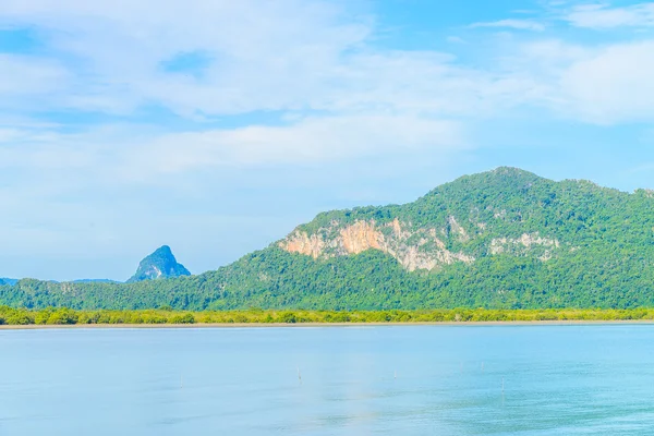 Tropical island and sea — Stock Photo, Image