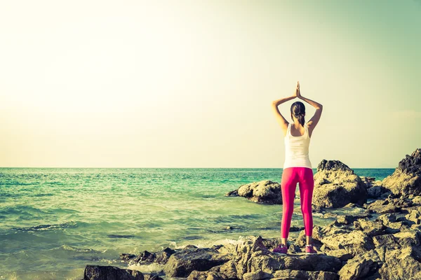 Kadın yoga eylem onbeach — Stok fotoğraf