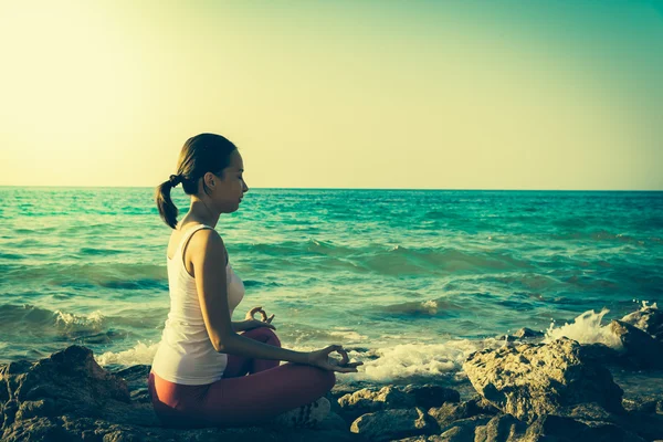 Meditação jovem mulher — Fotografia de Stock