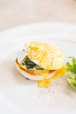 Benedict yumurta plaka üzerinde