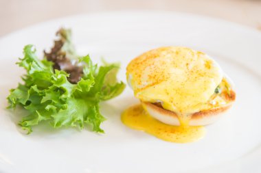 Benedict yumurta plaka üzerinde