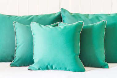 Yeşil kanepe yastık