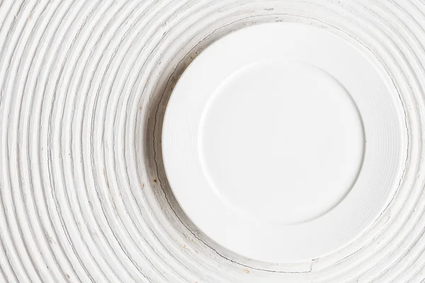 Weißer Teller auf Holz — Stockfoto