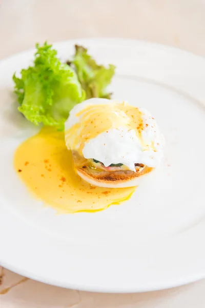 Benedicto huevos en plato — Foto de Stock