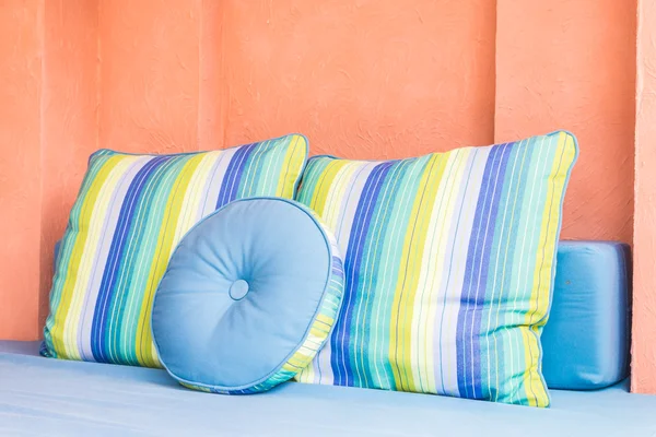Sofá almohadas en la sala de estar — Foto de Stock