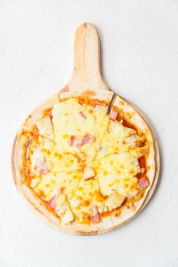 Hawaiian yuvarlak pizza