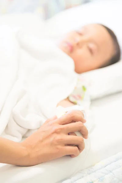 Junge schläft im Krankenhaus — Stockfoto