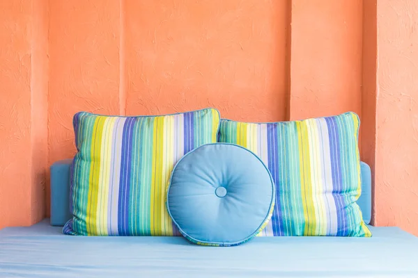 Диван подушки у вітальні — стокове фото