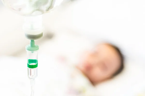 Saline Iv infuus voor patiënt — Stockfoto