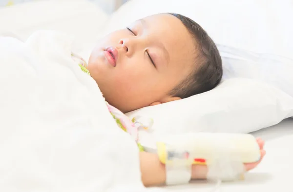Pojken sover på sjukhus — Stockfoto