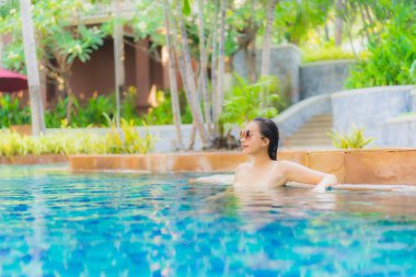 Güzel bir Asyalı kadın portresi. Tatilde dinlenmek için otel havuzunda dinleniyor.
