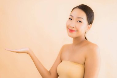 Güzellik kaplıcaları ve kozmetik makyaj anlayışı olan Asyalı güzel bir kadın portresi.