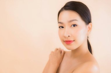 Güzellik kaplıcaları ve kozmetik makyaj anlayışı olan Asyalı güzel bir kadın portresi.