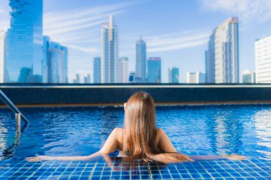 Güzel bir Asyalı kadın portresi. Rahatına bak. Tatilde yüzme havuzunun keyfini çıkar.