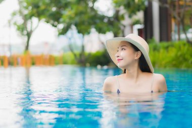 Güzel bir Asyalı kadın portresi. Rahatlayın. Keyfinize bakın.