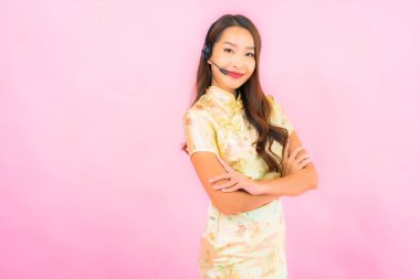 Pembe arka planda güzel Asyalı kadın müşteri hizmetleri portresi