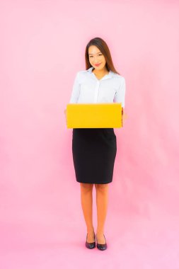 Pembe arka planda kargoya hazır güzel Asyalı kadın portresi.