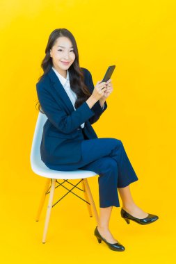 Portre güzel Asyalı kadın gülümsüyor. Renkli arka planda hareket var.