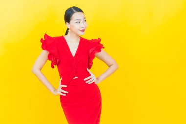 Portre güzel Asyalı kadın gülümsüyor. Renkli arka planda hareket var.