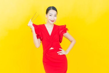 Renkli yemek çubukları olan güzel Asyalı kadın portresi.