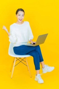 Asyalı güzel bir kadının portresi bilgisayarla izole edilmiş arka planda gülümsüyor.