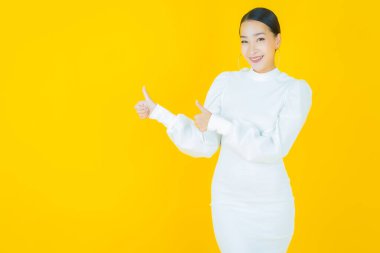 Portre güzel Asyalı kadın gülümsüyor. Renkli arka planda hareket var.