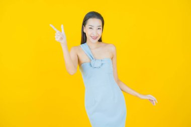 Portre güzel Asyalı kadın gülümsüyor. Renkli arka planda hareket var.