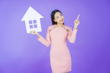 Ev ya da kağıt tabelalı güzel Asyalı kadın portresi