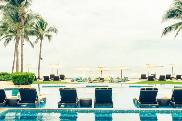 Yüzme Havuzu ile ve sandalyeler otel — Stok fotoğraf