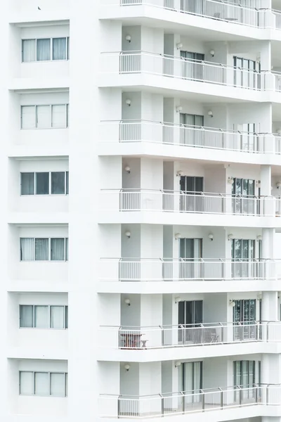 Padrão de janelas no prédio de apartamentos — Fotografia de Stock