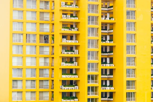 Patrón de ventanas en el edificio de apartamentos — Foto de Stock