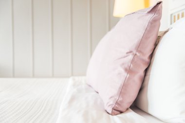 Yatak odasında iki yastık