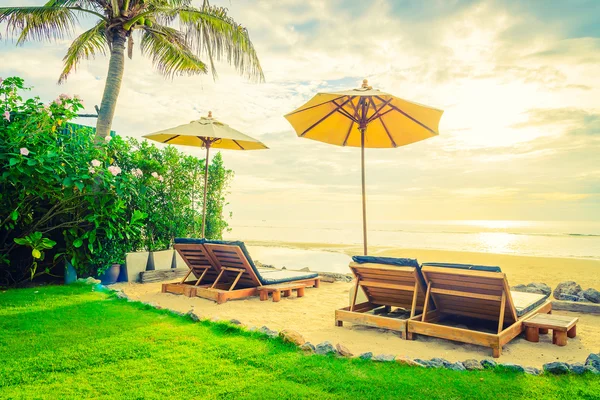 Sonnenschirme und Stühle mit Sonnenuntergang — Stockfoto