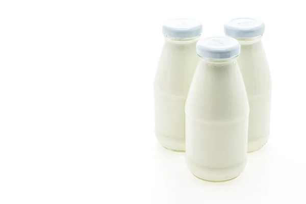 Milch in Glasflaschen — Stockfoto