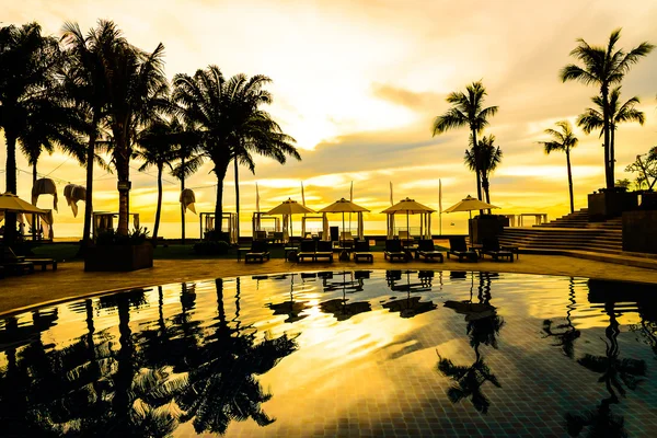 Пальмы на курорте у бассейна отеля — стоковое фото