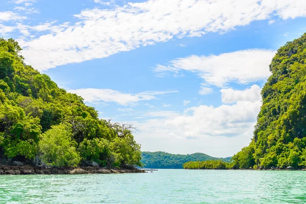 Isla tropical y mar — Foto de Stock