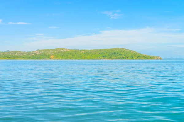 Isola tropicale e mare — Foto Stock