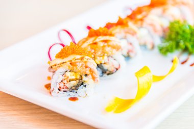 Suşi pirinç plaka üzerinde