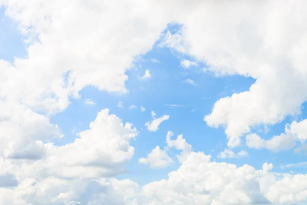 在蓝天上的白云 — 图库照片