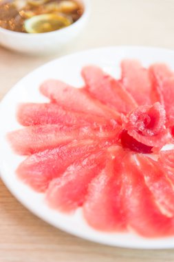taze ton balıklı sashimi