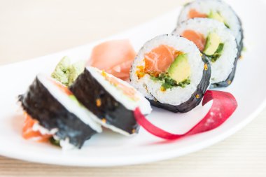 Suşi roll somon maki
