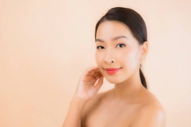 Güzellik kaplıcaları ve kozmetik makyaj anlayışı olan Asyalı güzel bir kadın portresi.