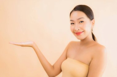 Güzellik kaplıcaları ve kozmetik makyaj anlayışı olan Asyalı güzel bir kadın portresi.