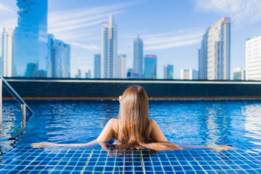 Güzel bir Asyalı kadın portresi. Rahatına bak. Tatilde yüzme havuzunun keyfini çıkar.