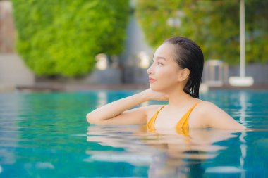 Güzel bir Asyalı kadın portresi. Rahatlayın. Tatil gezilerinde yüzme havuzunda rahatlayın.